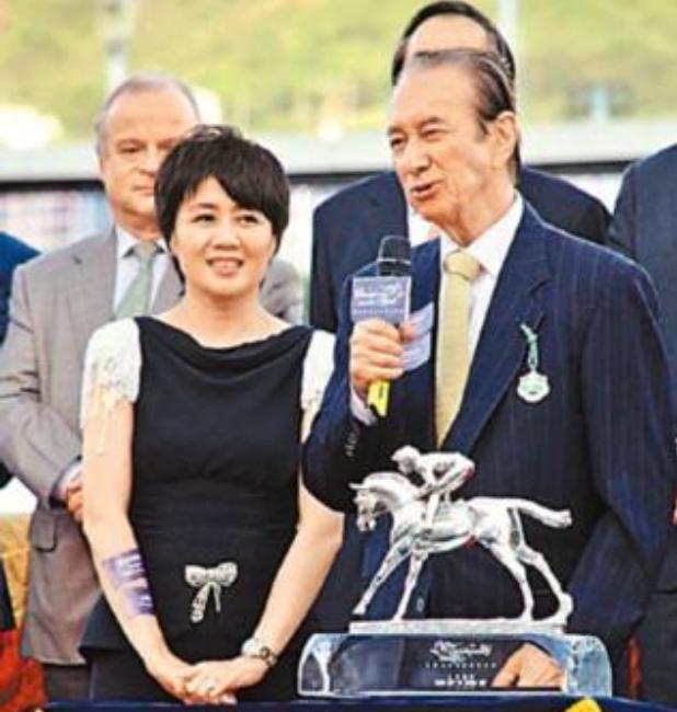 2010年,梁安琪只身救回被何超琼"绑了"的赌王,手写信北京台公开