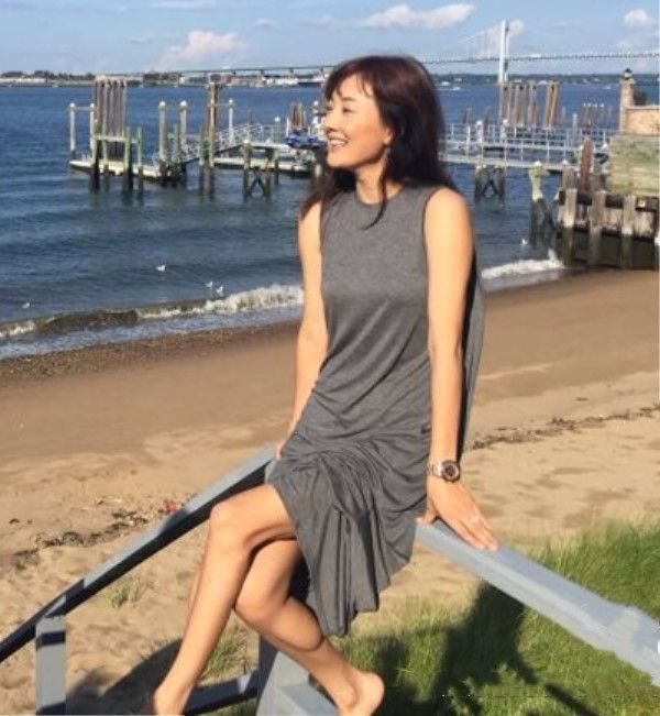 牛莉被吐槽是老太婆,主要烫的头显老气,再加上裙子颜色又暗沉!