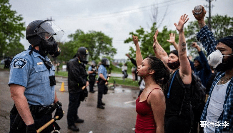 美国暴乱止不住 涉事警察局被焚毁 特朗普急了派遣军队镇压 社会资讯 娱乐新闻网