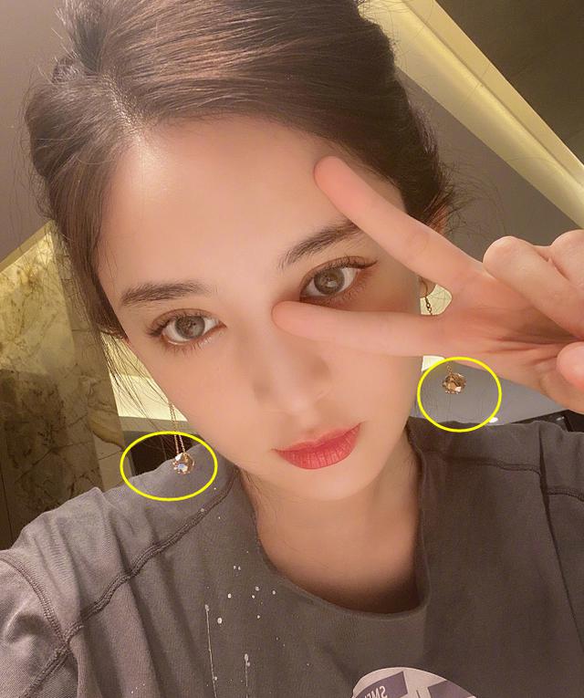 娜扎为炫耀耳朵上"钻石"!故意把镜头怼到脸皮上,果冻肌肤令人心动了