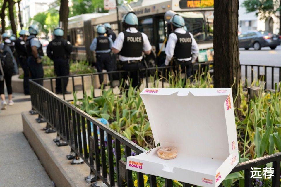 美国一家耐克店一分钟内被抢光 黑人妇女抱着抢来的鞋欢呼 娱乐资讯 娱乐新闻网