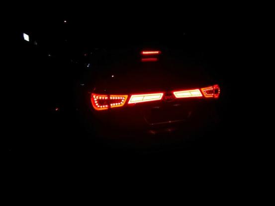 深夜和哥们回家，远远看到有辆车