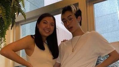 伊能静|伊能静儿子出柜后分享状态，与女友人亲密合影，叉腰凹造型比女生还妖娆