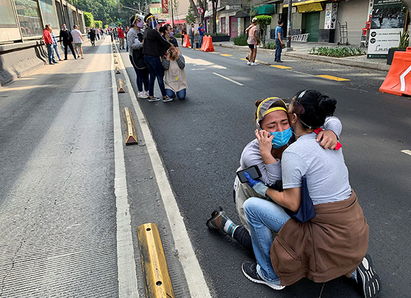 墨西哥7.5级强震后，人们上街