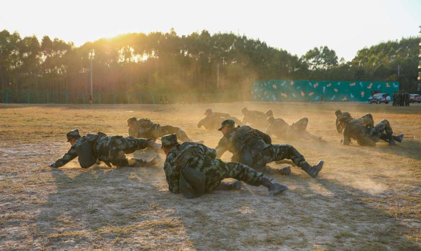 【新兵战术训练，尘土飞扬猛如虎