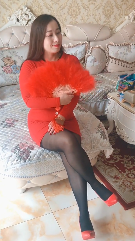 微胖少妇真喜庆,一身红色我以为刚结完婚!