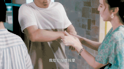 还有故意把护手霜涂多,借机和