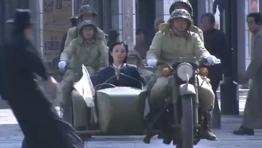 小鬼子把美女抓走,不料女特工反应快,开摩托追上了小鬼子