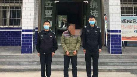 陕西一男子夜晚骑三轮车，恒大工地偷钢管，被巡逻民警抓现行