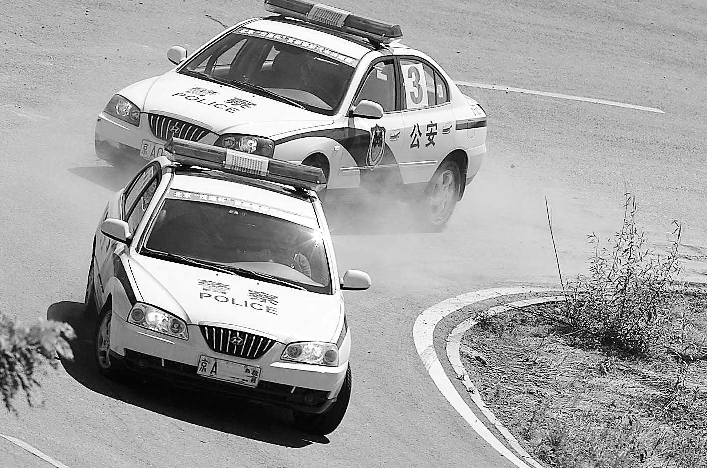 为什么警察抓人要鸣笛 不怕坏人听见逃走吗 还是有独特的用意 军事资讯 八戒游戏