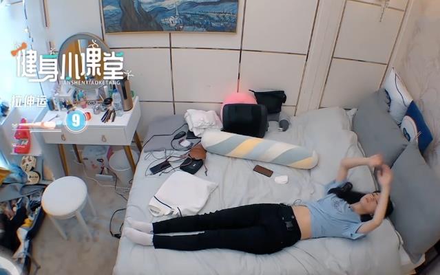 赵丽颖躺床上做拉伸运动 谁注意到她床上东西 新婚小夫妻都懂 娱乐资讯 八戒游戏