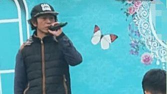 演唱会▲他一首歌火遍全网，开演唱会保安比观众多，如今只能到乡下演出