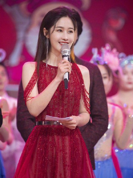 湖南卫视元宵晚主持人大洗牌,谢娜再次被替代,两位新女主持人素质很高