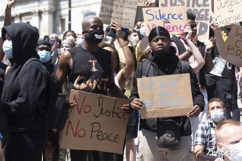 英国黑人抗议者教小女孩用水枪攻击警察 警察表情亮了 无奈了吧 娱乐资讯 娱乐新闻网