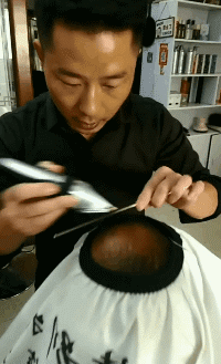 搞笑gif:大哥,你这发型很是考验理发师的技术啊