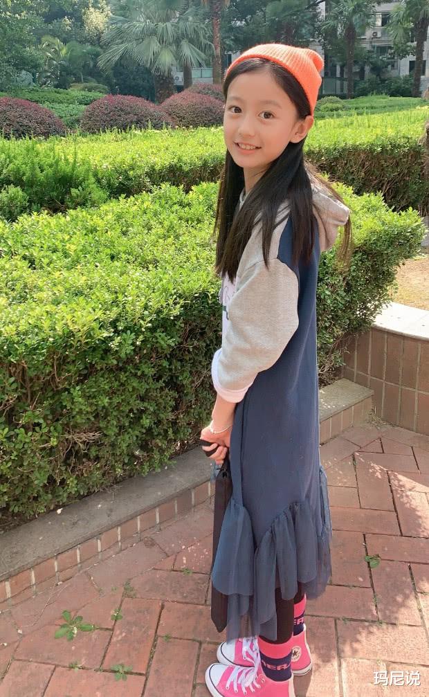 她是被王一博宠爱的女孩,今9岁把死亡粉匡威踩脚下,腿细成电棍