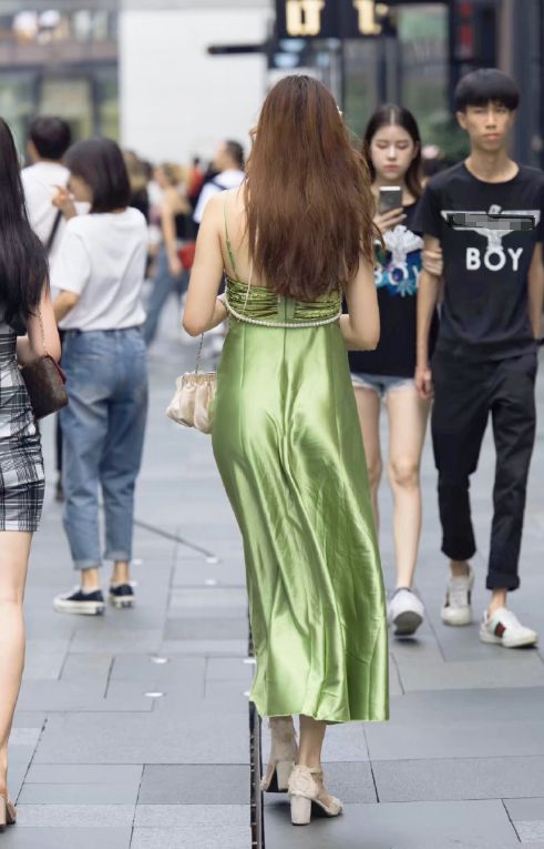 据说,贴身薄纱裙是女神的标配吧