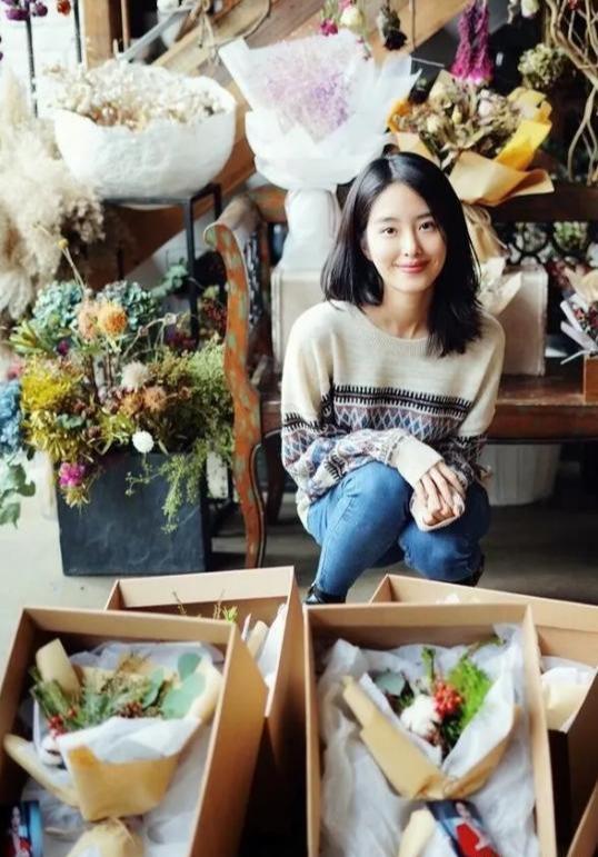 杨采钰身材高挑碾压超模,穿针织衫配牛仔裤,匀称纤细太美了!