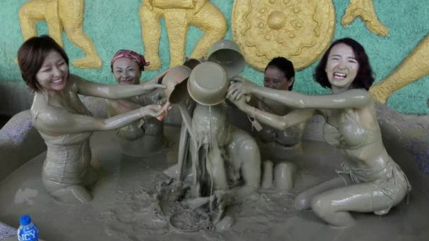 越南 越南男女混浴泳池，以“脏”闻名于世，网友：已定机票