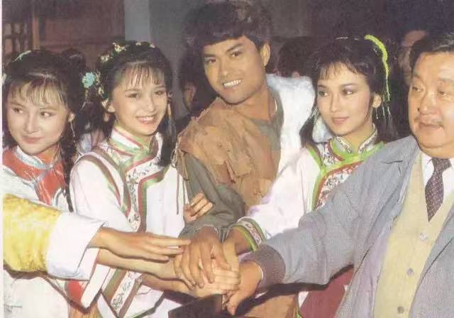 1985年,二度与赵雅芝合作,主演电视剧《雪山飞狐》,分饰胡一刀和胡斐