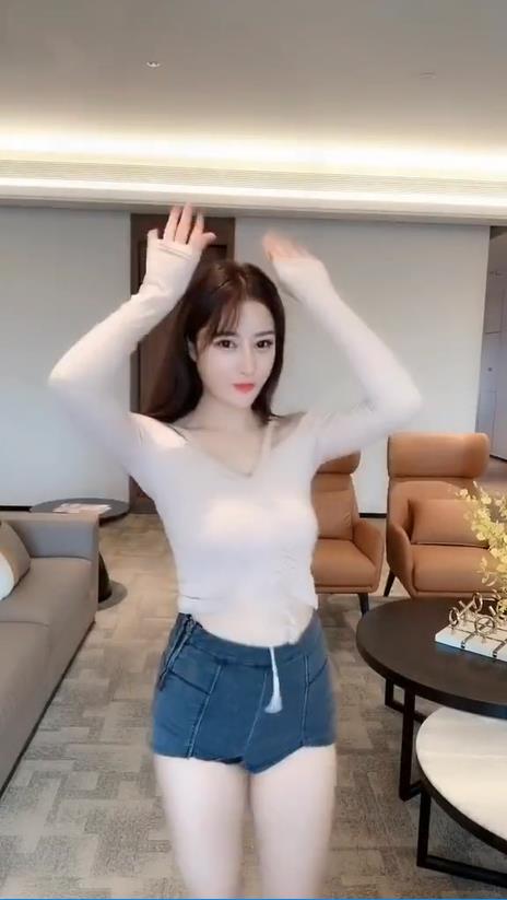 小姐姐小巧又翘非常性感,好身材也是一览无余了,你觉得这个美女漂亮吗