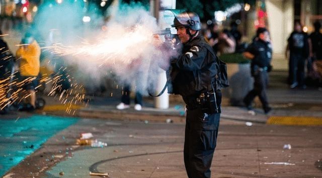洛杉矶街头庆祝湖人夺冠 混乱中警察开枪驱散球迷 娱乐资讯 早游戏