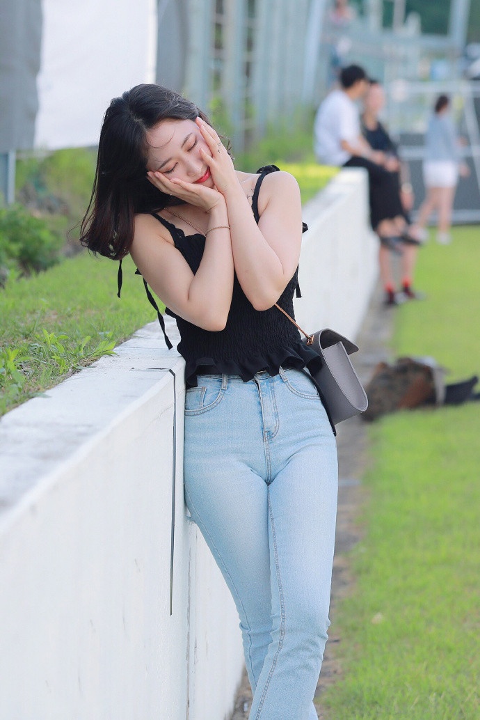追求靓丽阳光的美,从选择精致的牛仔裤穿搭开始