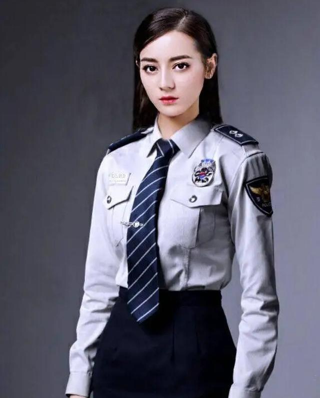 女星穿警服 杨颖端庄 李沁英姿飒爽 鞠婧祎像 闹着玩 的 娱乐 潮牌淘 最新潮流前沿潮牌时尚潮流品牌资讯
