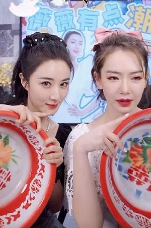 有一种"整容"叫薇娅卸妆,摘下假睫毛,网友:这是同一个人?