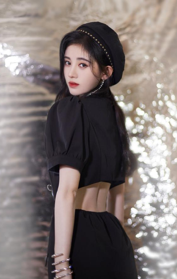 鞠婧祎黑色露背装秀"巴掌腰",都凹出了一条缝,太让人羡慕!
