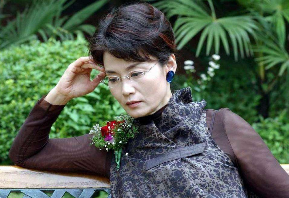 快100岁了还在演电影,可以说是国内最老的女演员,丈夫儿子都已经去世