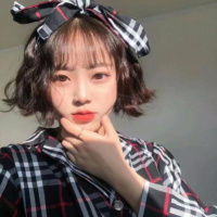 雨中漫步的女孩