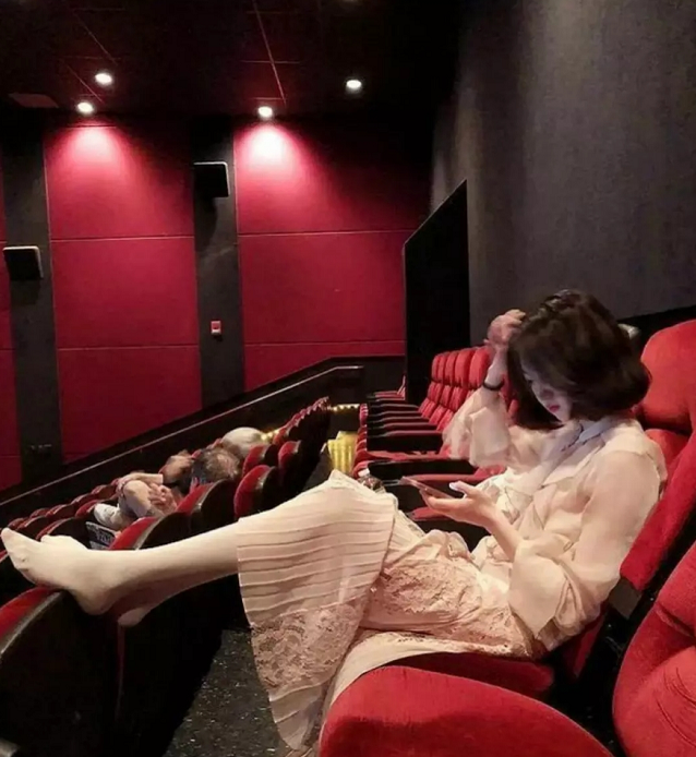 女子电影院内脱鞋,将脚放在前排座椅上,网友:不觉得有味道吗