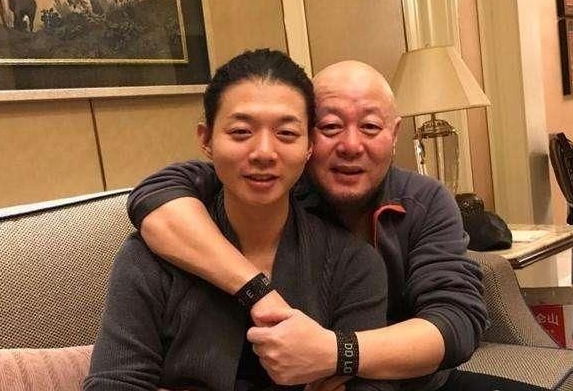 原以为火风儿子霍尊就够美了,看到他的女儿霍苗后,更是惊艳啊
