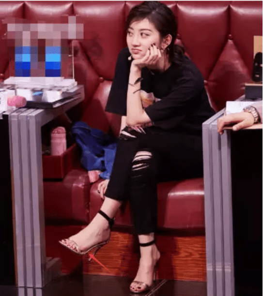 景甜花式翘二郎腿,谁注意到她的脚?网友:女明星真的挺