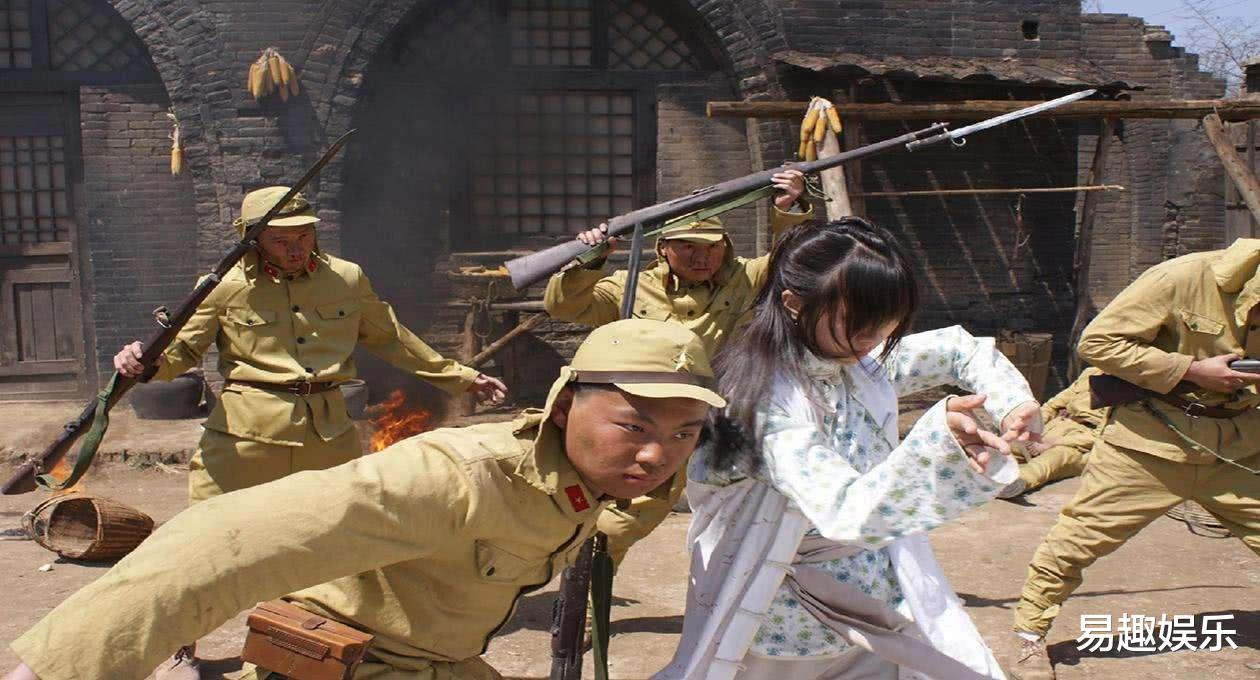 杀鬼子也要美美哒,口红短裙不能少,穿着高跟鞋依旧健步如飞!