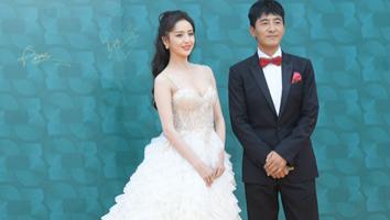 佟丽娅跨界主持海南岛国际电影节闭幕典礼，一袭白裙美若天仙