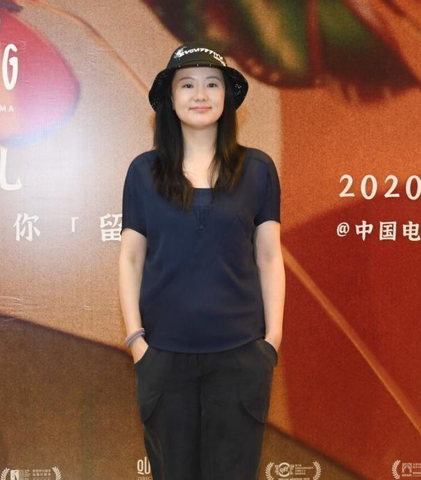 咏梅久违露面,难得穿休闲装好年轻,50岁素颜比46岁董卿化妆还嫩