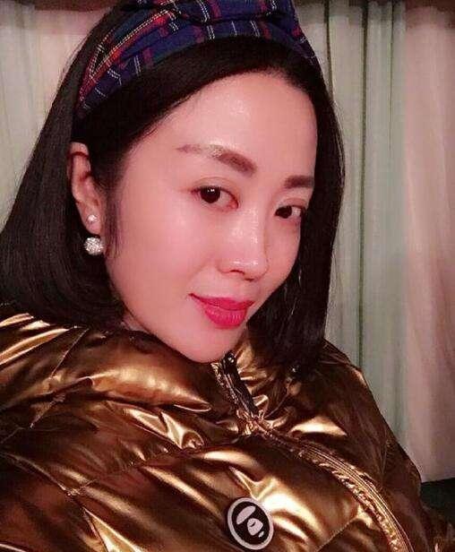 王小利前妻温美玲,离婚后开了个二人转培训学校,成为了小富婆