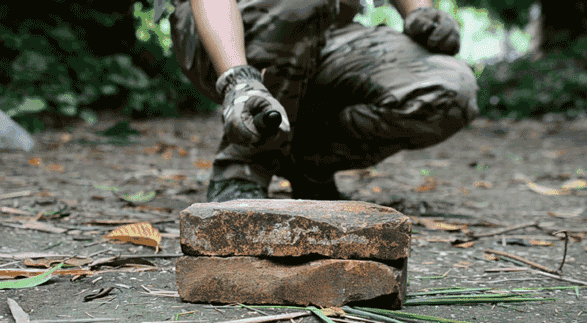 总之,甩棍算是综合了便携性,实用性,把玩性和安全性的随身装备,对