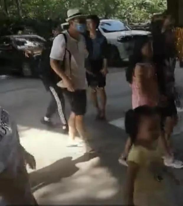 张嘉译罕见一家三口同框！近日，