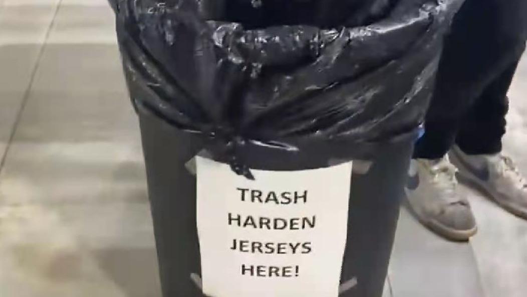 那大黑桶是什么？休斯顿球迷对哈登更狠，烧球衣都不算事