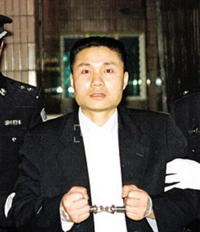 20年前悍匪张君被捕时 警察为何要脱他鞋袜 还要看脚底才安心 历史资讯 八戒游戏