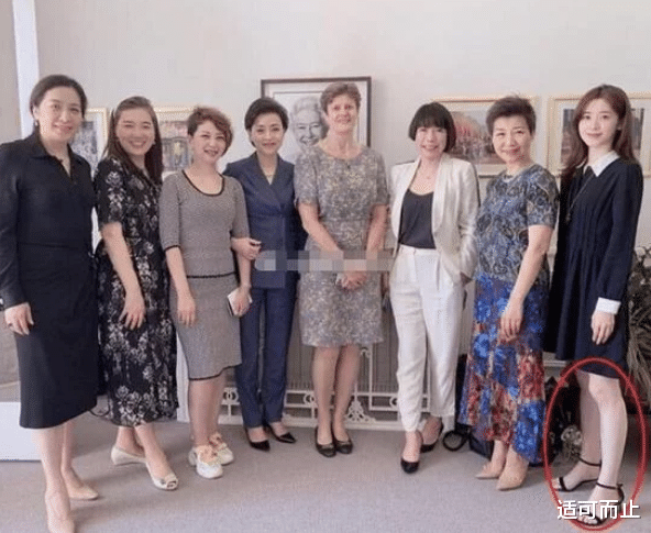 奶茶妹妹在太太圈的合照流出看到站位才知三十而已太假