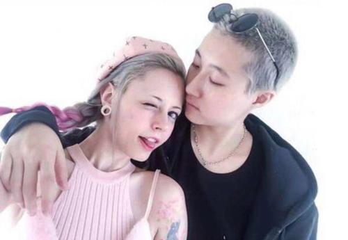 成龙私生女再疑证实“婚变”，继