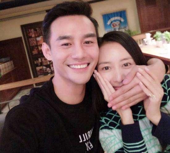 王鸥活动中被王凯拉开衣领,感到意外后用双手盖住,双方笑得很开心