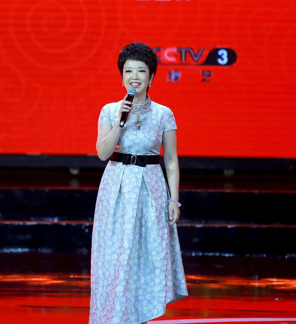还记得央视主持黄薇吗?央视唯一特型演员,一个角色演了16部戏
