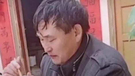 大衣哥这次真的哭了，一边流泪一边吃饭，我就这么不招人待见吗？