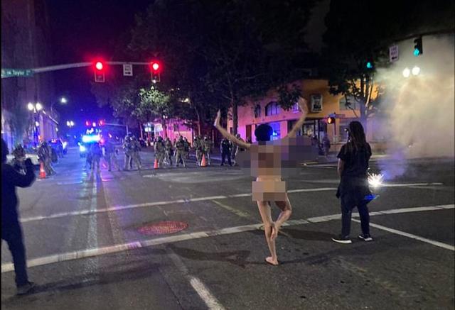 美国女神不穿衣服抗议警察暴力 特朗普被谴责滥用联邦武力 军事资讯 娱乐新闻网