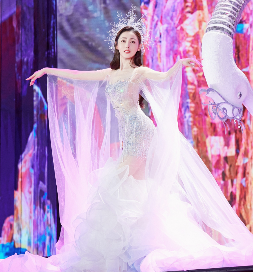 张天爱春晚穿婚纱献舞,完美腰臀比例令人汗颜